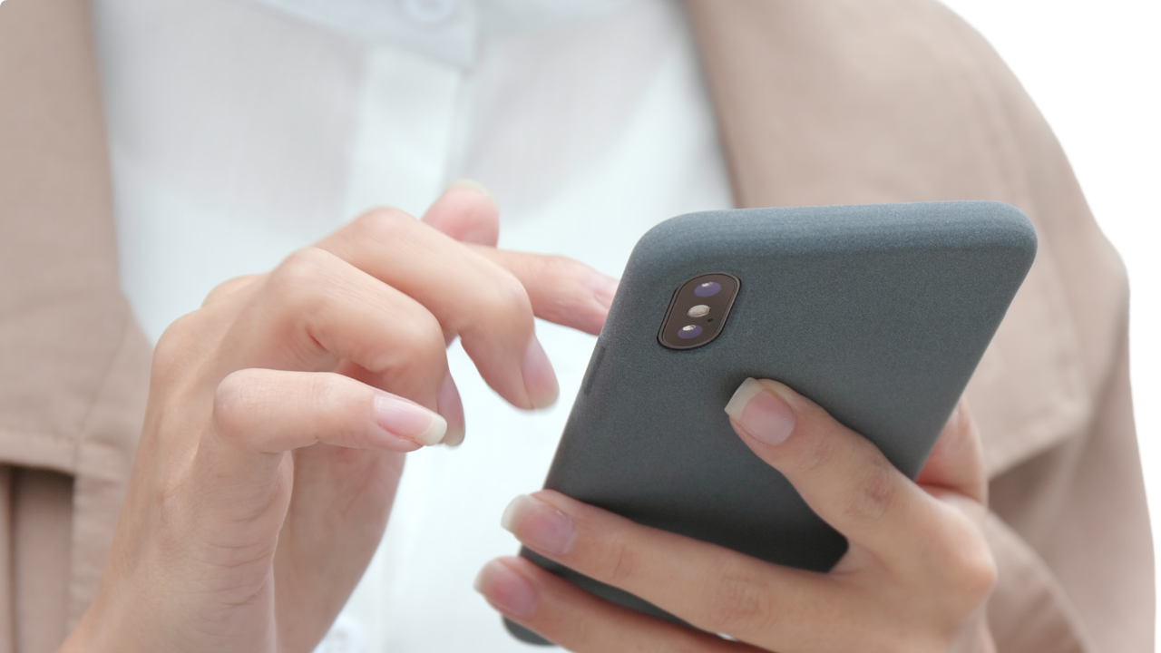 スマートフォンを操作する手元